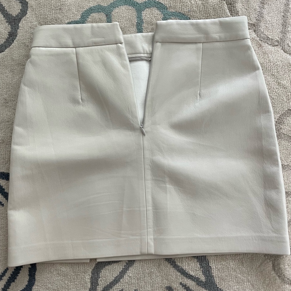 WHITE LEATHER ARITZIA SKIRT BIG DISCOUNT